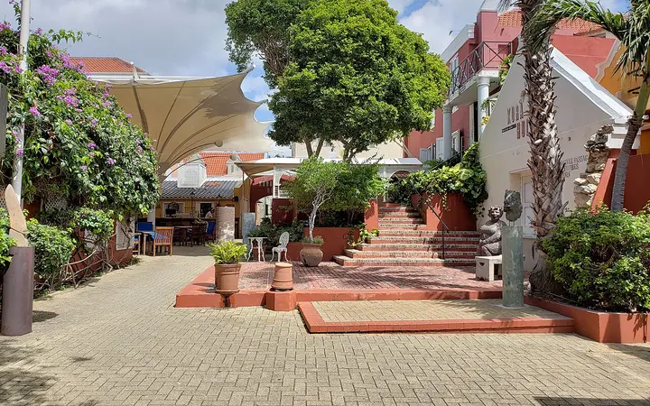 Entrance courtyard of Museum Kurá Hulanda in Otrobanda