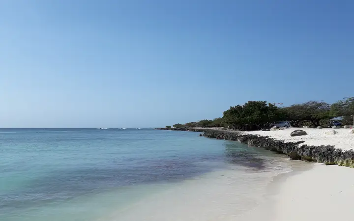 White sand and turquoise water at Eagle Beach, Aruba