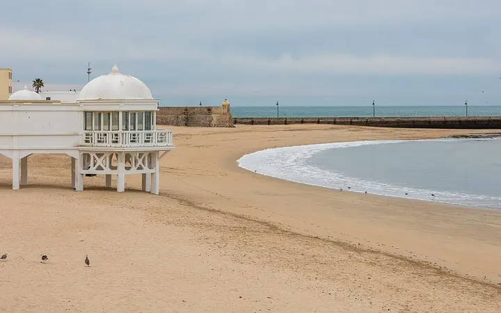 Playa de la Caleta in Cádiz with the Balneario de la Palma