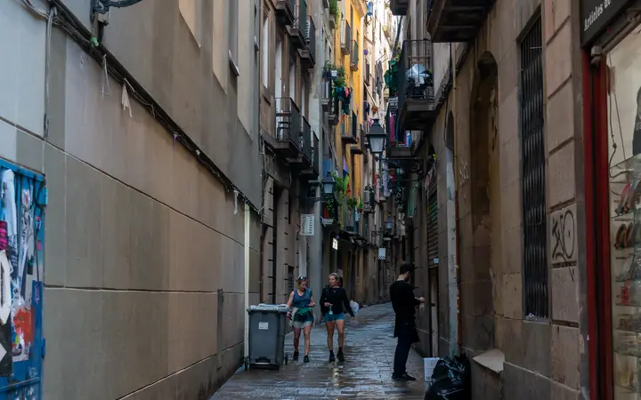 Narrow alley in the Barri Gòtic, Barcelona