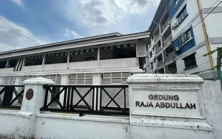 The colonial-era Gedung Raja Abdullah warehouse with its name sign, a stop on the Royal Klang Town Heritage Walk