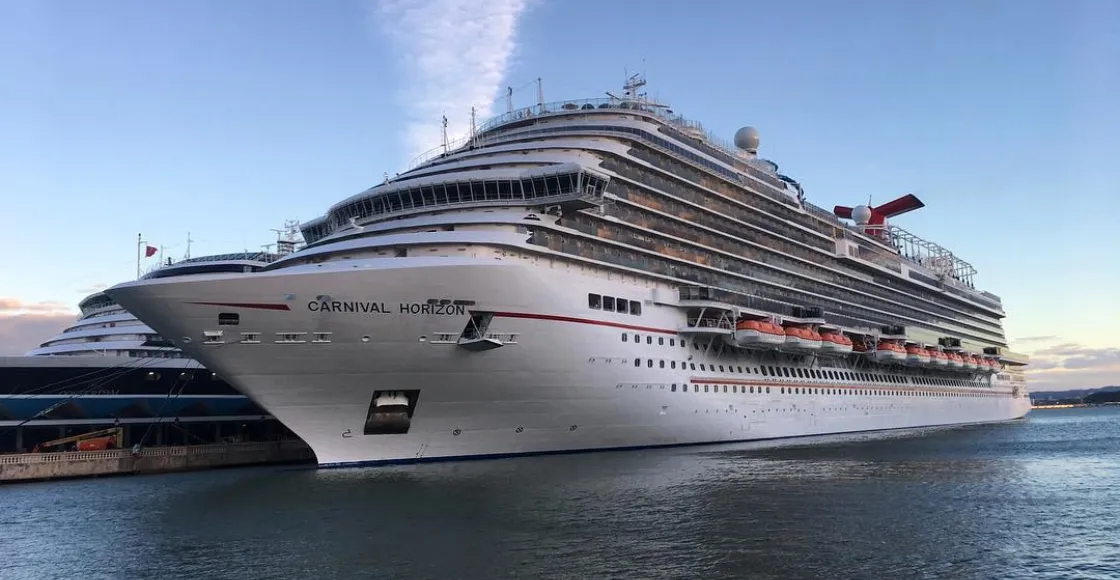 Carnival Horizon cruise ship sailing to homeport