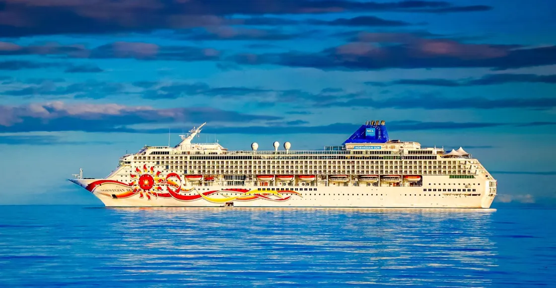 Norwegian Sun cruise ship sailing to homeport