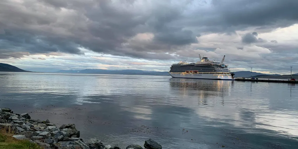 https://cruisedig.com/sites/default/files/styles/twitter/public/2020-04/Ushuaia%20Viking%20Jupiter%20in%20port%2C%20Argentina.jpg.webp?itok=J7GgxosS